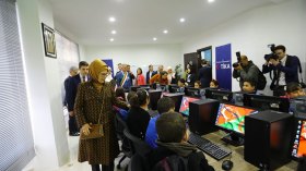 حرم أردوغان تدشن مخبرا للإعلام الآلي بمدرسة بالقصبة