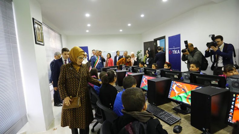حرم أردوغان تدشن مخبرا للإعلام الآلي بمدرسة بالقصبة