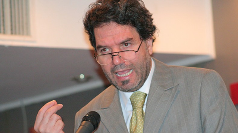 أمين الزاوي يصف ياسمينة خضرا بـ”بائع الأحداث”