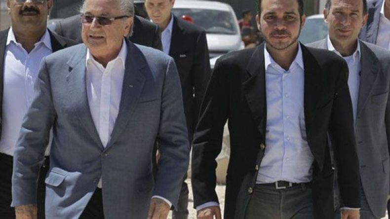 الأمير علي يتعهد بالتبرع براتبه في حال خلافته لبلاتير