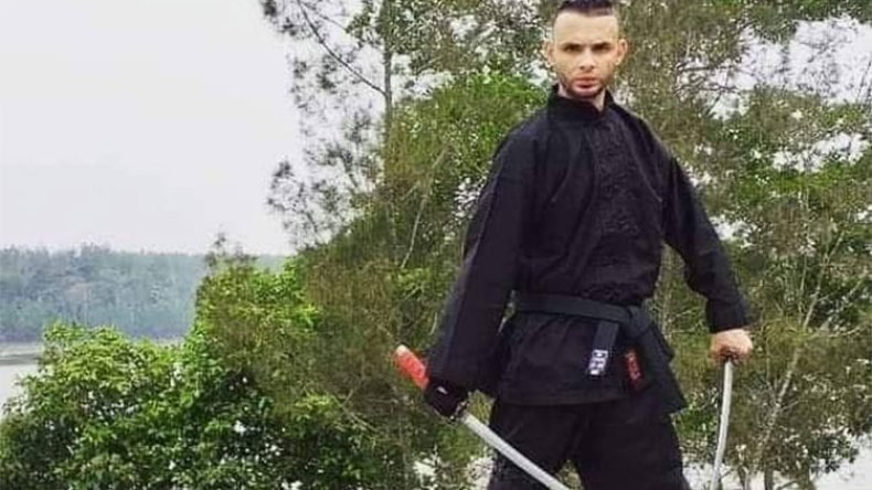 أمير شعياني بطل العالم في الفنون القتالية يشكو تخلي السلطات عنه