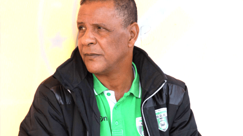 عمراني يعلن حالة الاستنفار وينذر لاعبيه في حصة تدريبية مغلقة..