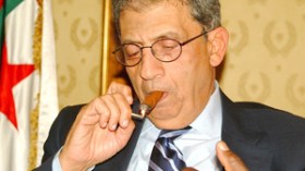 عمرو موسى.. عجوز يحرّكه مبارك، أشهرته أغنية شعبولّة.. وحزب الله رفض مصافحته!