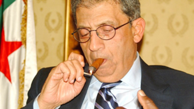 عمرو موسى.. عجوز يحرّكه مبارك، أشهرته أغنية شعبولّة.. وحزب الله رفض مصافحته!