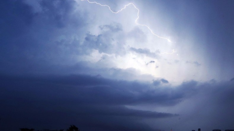 أمطار رعدية وانخفاض تدريجي في درجات الحرارة