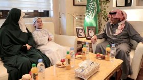 السفير السعودي يكرم حافظ القرآن أنس ساعد