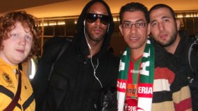 جزائريون فضحوا أنيلكا و أجبروه على أخد صور تذكارية