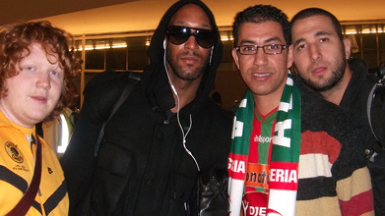 جزائريون فضحوا أنيلكا و أجبروه على أخد صور تذكارية