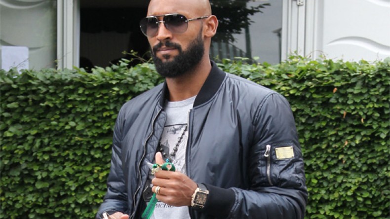 العرب  يعانون من العنصرية في فرنسا والإسلام هو الدين الحق