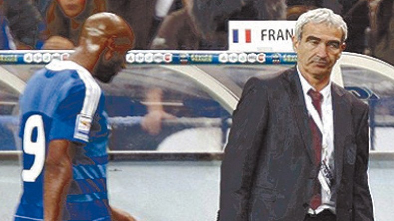 الديكة يرفضون التدرب احتجاجا على طرد أنيلكا