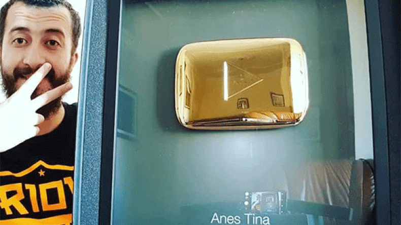 أنس تينا يظفر بجائزة “اليوتوب الذهبية” لبلوغ قناته مليون متابع