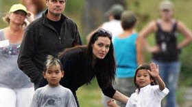 أنجلينا جولي في طريقها لتبني طفل سابع من الجزائر