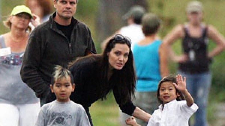 أنجلينا جولي في طريقها لتبني طفل سابع من الجزائر