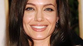 نجمة هوليود انجيلينا جولي تزور اللاجئين الليبيين على الحدود التونسية