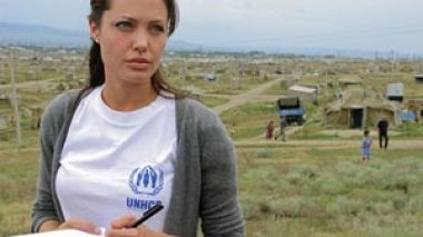 Jolie turns spotlight on plight of refugees