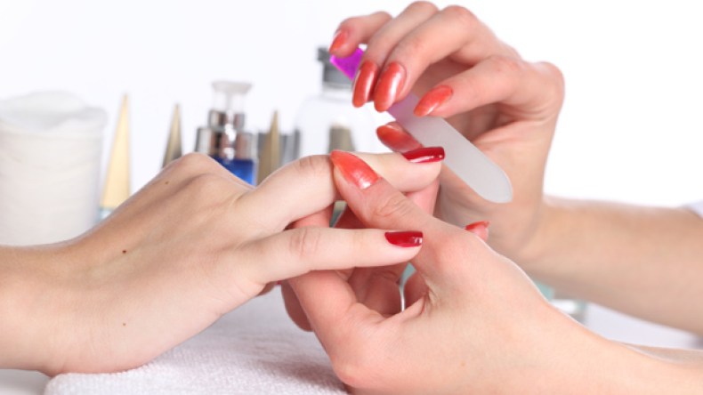 اِحمي أظافرك صيفا بهذه الخطوات