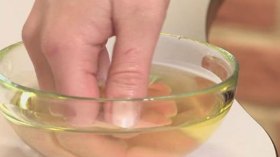 وصفات منزلية لأظافر لامعة قبل الصيف