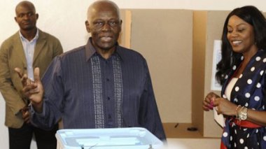 Angola: José Eduardo dos Santos réélu, l'opposition s'inquiète