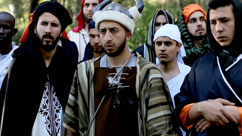 أنس تينا يدخل معترك الإنتخابات ويعيد تصوير فيلم “الرسالة”