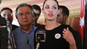 أنجلينا جولي تصفع الفنانين العرب وتزور مخيما للسوريين بالأردن