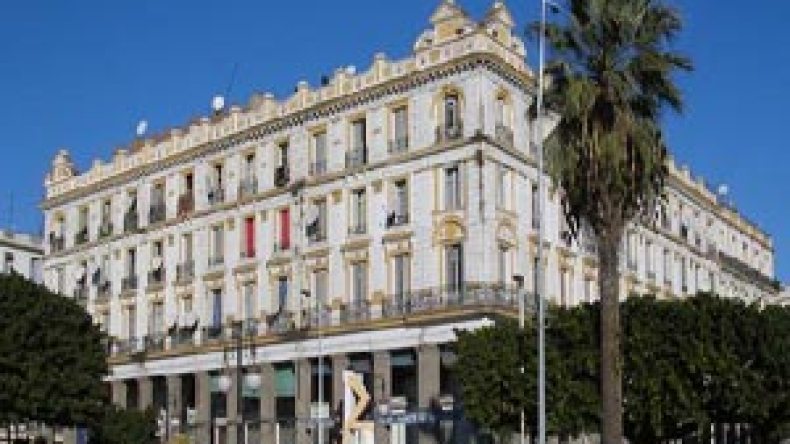 رجل يفصل رأس ابن أخيه عن جسده ويضرب شقيقه بالساطور