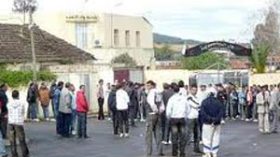 شبان ينصبون خيمة ( التحرير) أمام مقر دائرة الحجار ويطالبون بالشغل والسكن؟؟