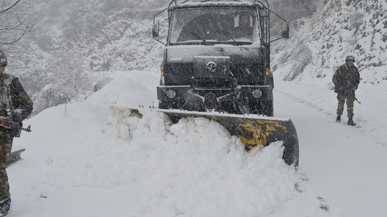 الثلوج تعزل 12 ولاية.. والجيش يتدخل لإنقاذ العالقين