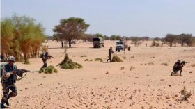 الجيش يوقف 45 مهربا من جنسيات إفريقية بعين قزام