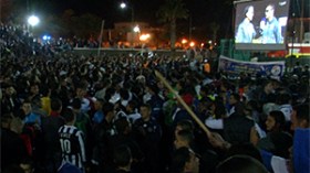 لحظات الفرح ومتابعة أنصار وفاق سطيف للقاء الفريق أمام فيتا كلوب