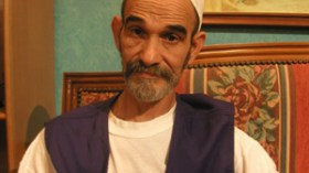 لهذه الأسباب لا يضحك الجزائريون