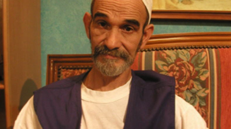 لهذه الأسباب لا يضحك الجزائريون