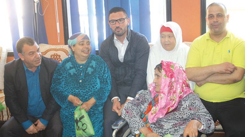 حافلة.. إعانة مالية.. لعب وألبسة ليتامى ومسني وهران