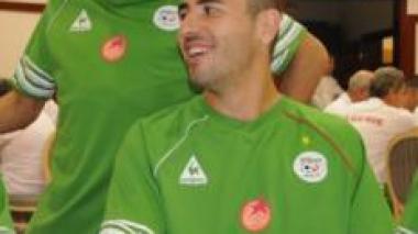 Antar Yahia apologizes to Ben Shikha for his late arrival to Luxembourg training camp