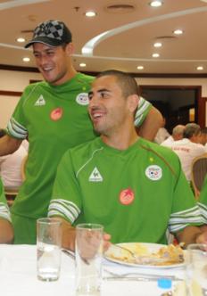 Antar Yahia apologizes to Ben Shikha for his late arrival to Luxembourg training camp