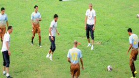 مناوشات بين الإعلاميين الجزائريين والمصريين امام مقر تدريب الخضر