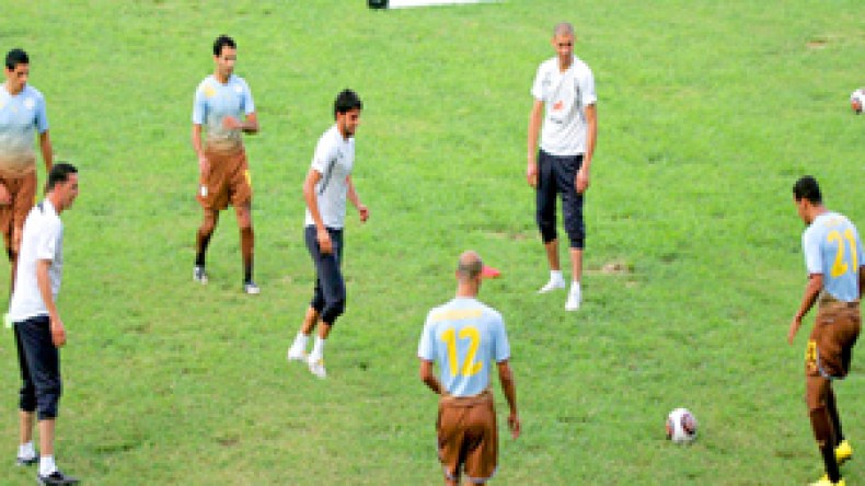 مناوشات بين الإعلاميين الجزائريين والمصريين امام مقر تدريب الخضر