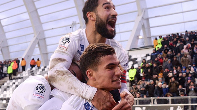 عوار يتمنى حمل ألوان فرنسا