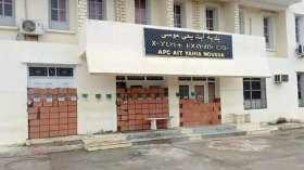 سكان تيفاو وهليل يشمعون مقر بلدية بتيزي وزو بجدران إسمنتية