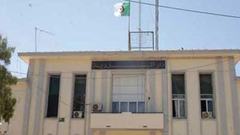 تغريم منتخبين قذفا رئيس بلدية بالأحذية