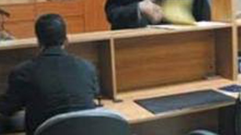 بطال يرش رئيس بلدية في مكتبه بالبنزين ويحاول إحراقه