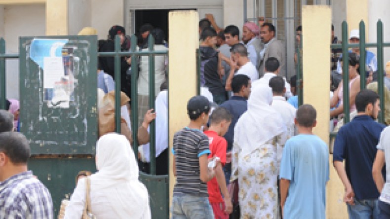 شلل في استخراج وثائق الهوية وتسجيل المواليد وأزمة جمع قمامة في الأفق