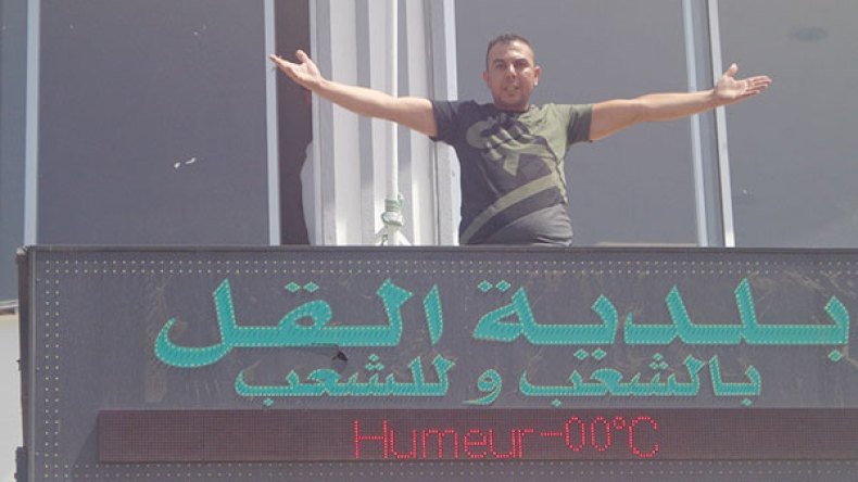 طالب سكن يهدد بالإنتحار من سطح بلدية بسكيكدة