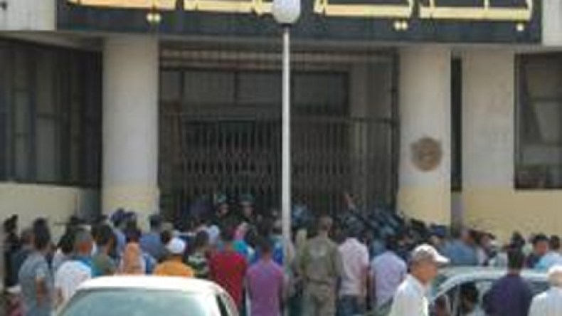 13 موظفا يحترفون التزوير مقابل عطور وألبسة