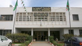 ضحايا مشروع 200 مسكن بالمحمدية ينقلون احتجاجهم إلى مقر الولاية