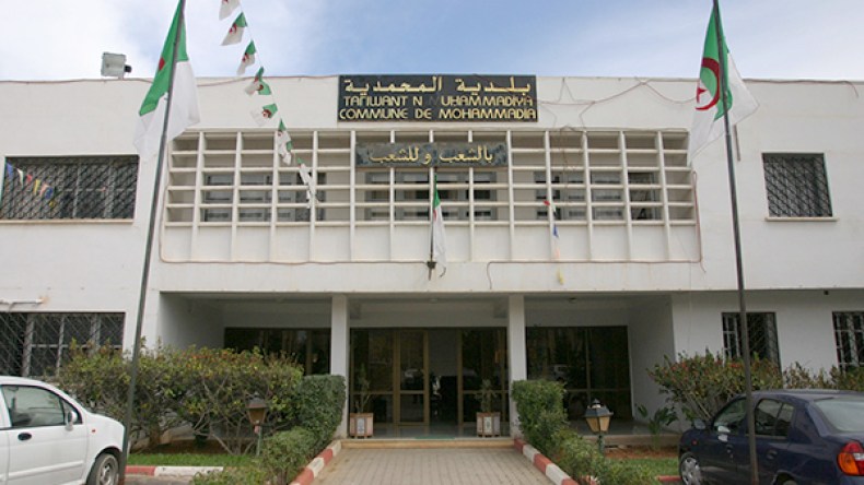 ضحايا مشروع 200 مسكن بالمحمدية ينقلون احتجاجهم إلى مقر الولاية