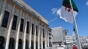 7 مجموعات برلمانية تصدر بيانا ضد ماكرون