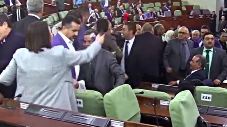 شجارات بالأيدي بين النواب على مرأى الوزراء