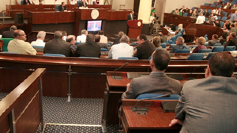 نواب يشتكون حرمانهم من رسم السياسة الاقتصادية للبلاد