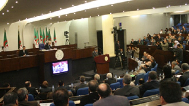 دعاة قانون تجريم الاستعمار ينتقدون زياري ويطالبون باستقالة مكتب البرلمان