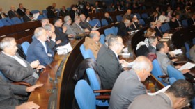 النواب يرفضون الانتقال من ترويع الصحفي إلى تجويعه